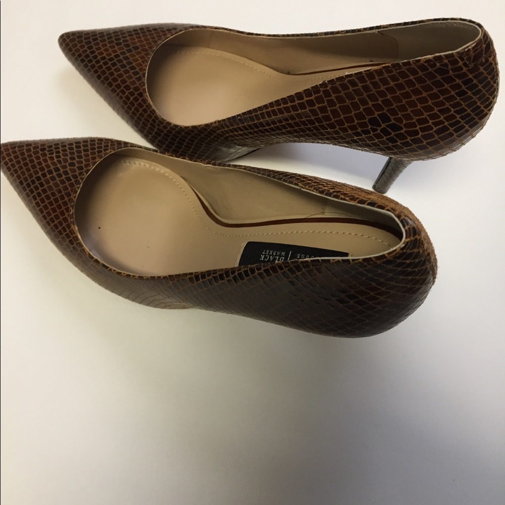 White and Black store Ella Lizard D’orsay pumps
